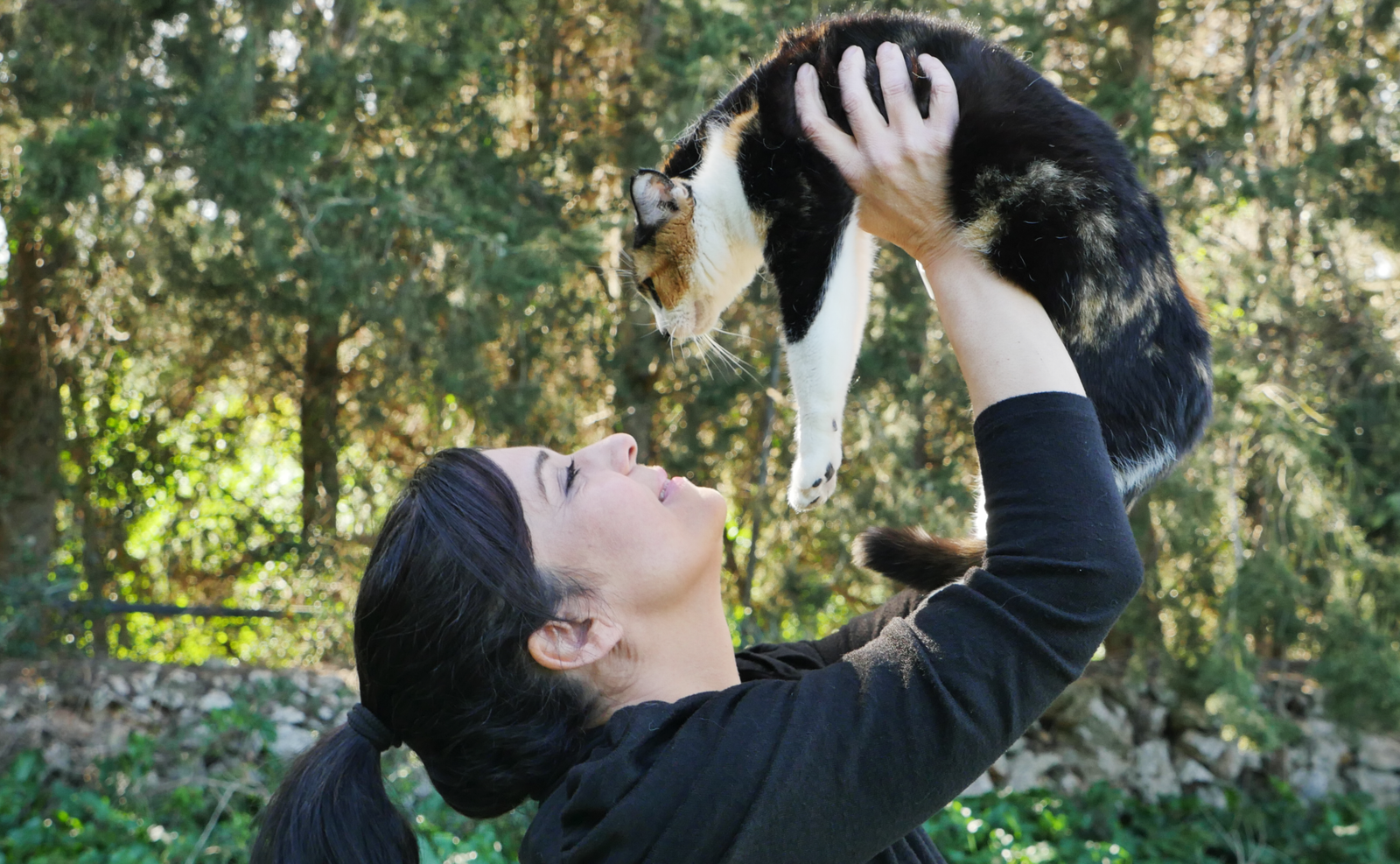 Marta Gallego sosteniendo con cariño a un gato