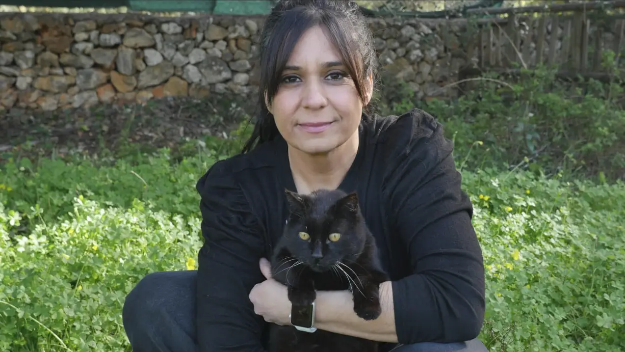 Marta Gallego junto a un gato negro